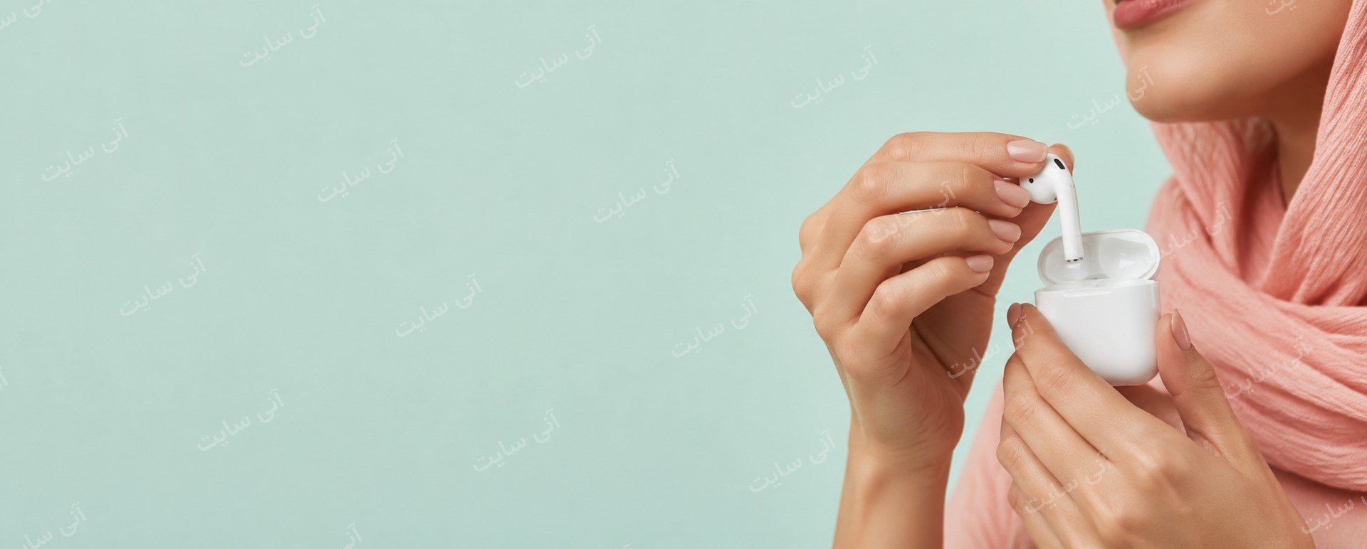 دانلود تصویر آماده برای بنر سایت فروشگاهی | ایرپاد Apple در دست مدل زن ایرانی