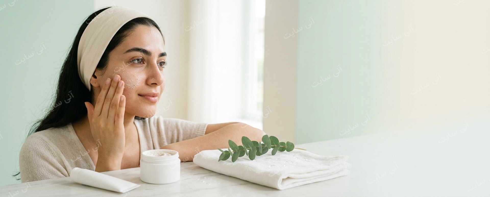 دانلود تصویر آماده برای بنر سایت فروشگاهی | بنر اسکراب یا لایه‌بردار ملایم صورت با مدل ایرانی