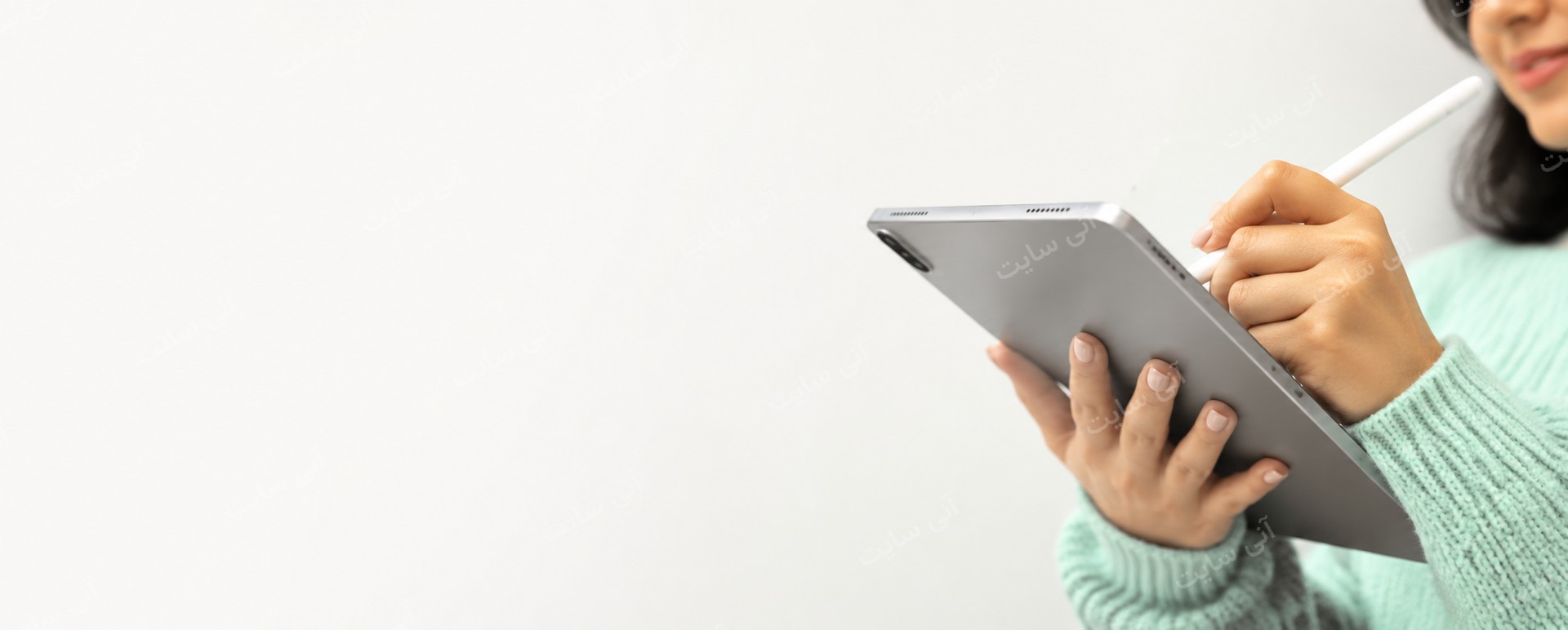 دانلود تصویر آماده نمای نزدیک | بنر تبلت Samsung Tab با دست مدل زن ایرانی