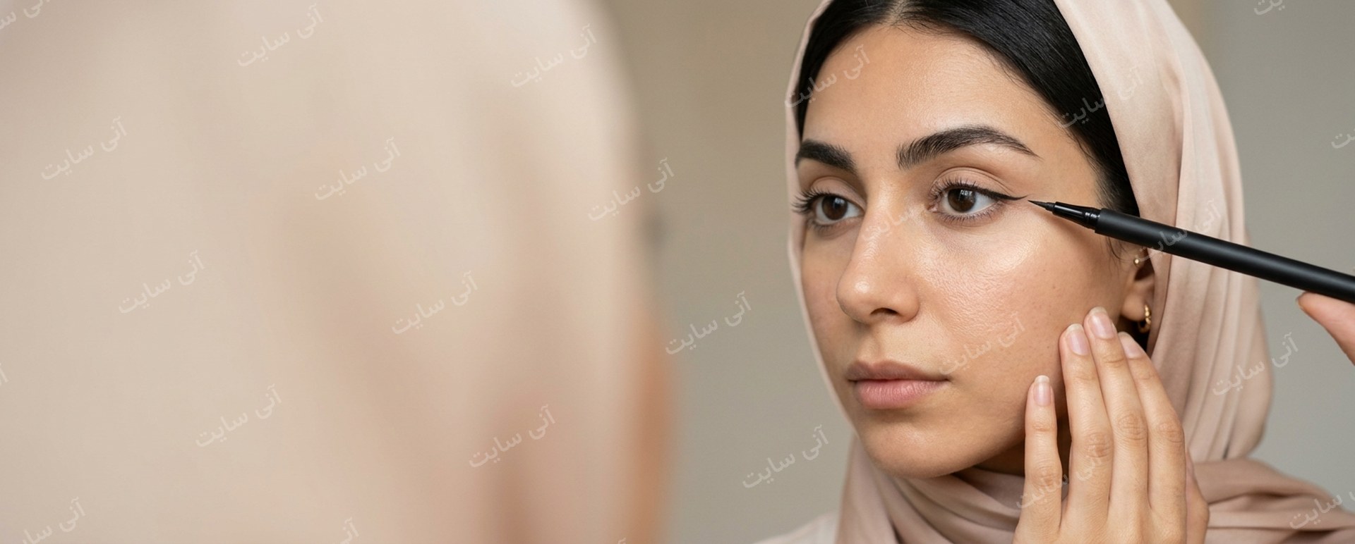 دانلود تصویر آماده برای بنر سایت فروشگاهی | بنر خط چشم با مدل ایرانی و حس دقت ظریف