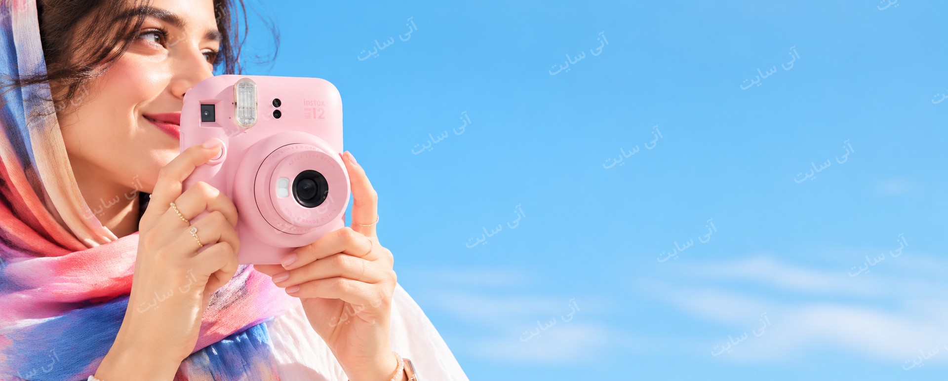 دانلود تصویر آماده نمای نزدیک | بنر دوربین Instax با مدل زن ایرانی