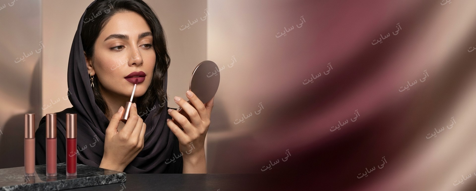 دانلود تصویر آماده رژ لب | بنر رژلب مایع با مدل ایرانی در حال آرایش
