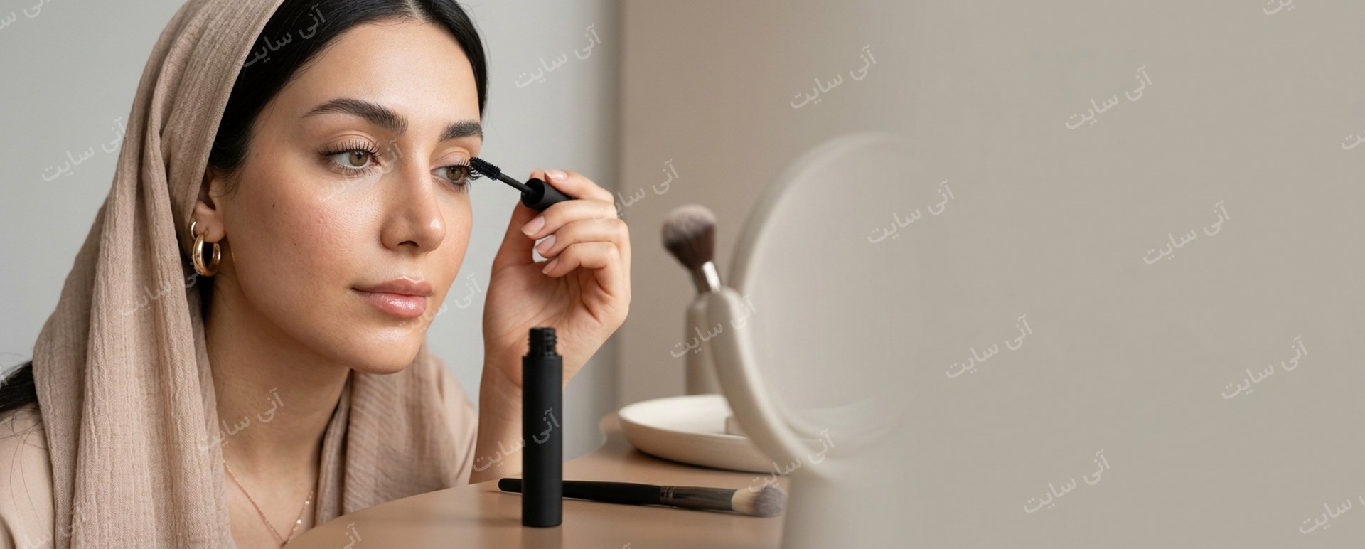دانلود تصویر آماده رژ لب | بنر ریمل با مدل ایرانی و آرایش چشم طبیعی