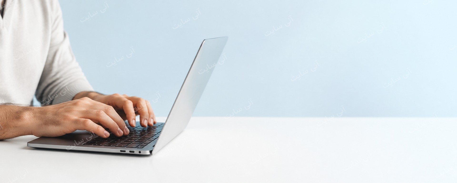 دانلود تصویر آماده نمای نزدیک | بنر لپ‌تاپ MacBook با مدل مرد ایرانی