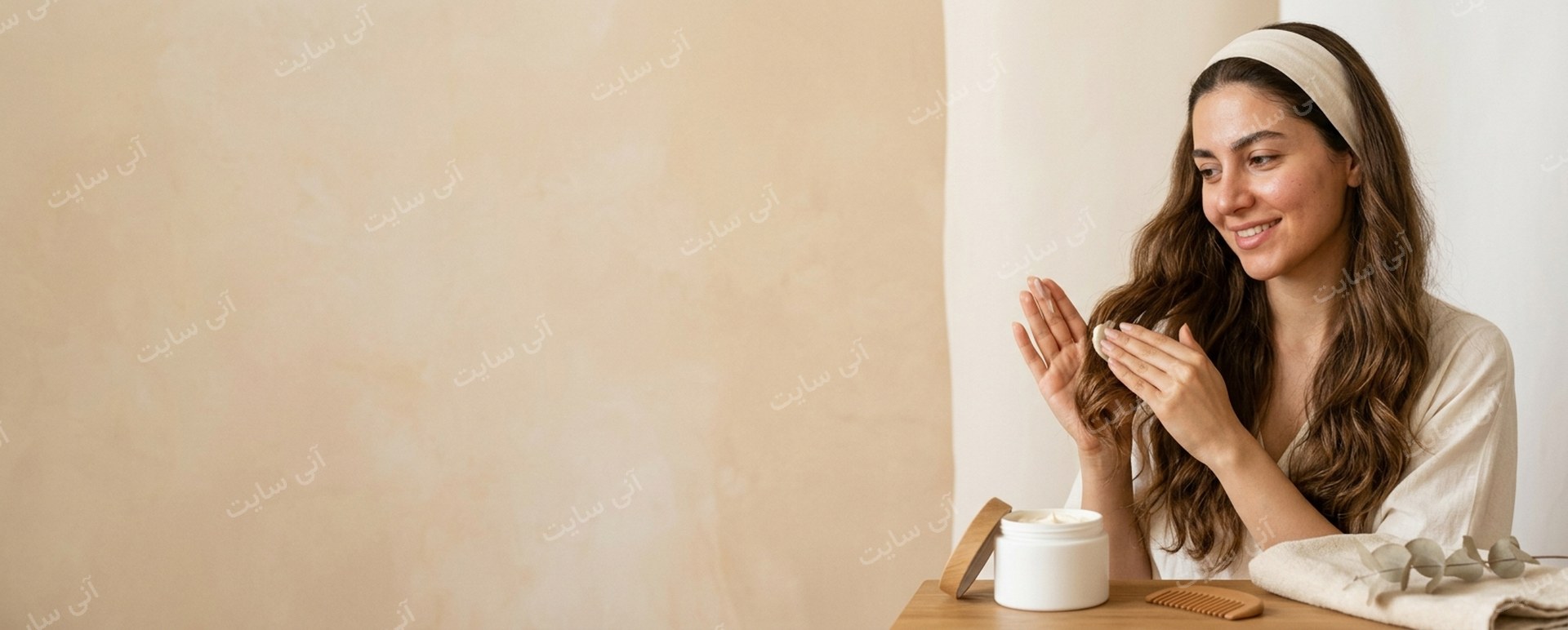 دانلود تصویر آماده طراحی مدرن و صاف | بنر ماسک مو با مدل ایرانی در حال پخش محصول روی ساقه مو