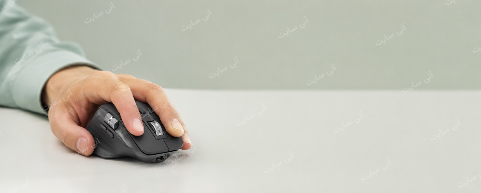 دانلود تصویر آماده نمای نزدیک | بنر موس Logitech با دست مدل مرد ایرانی