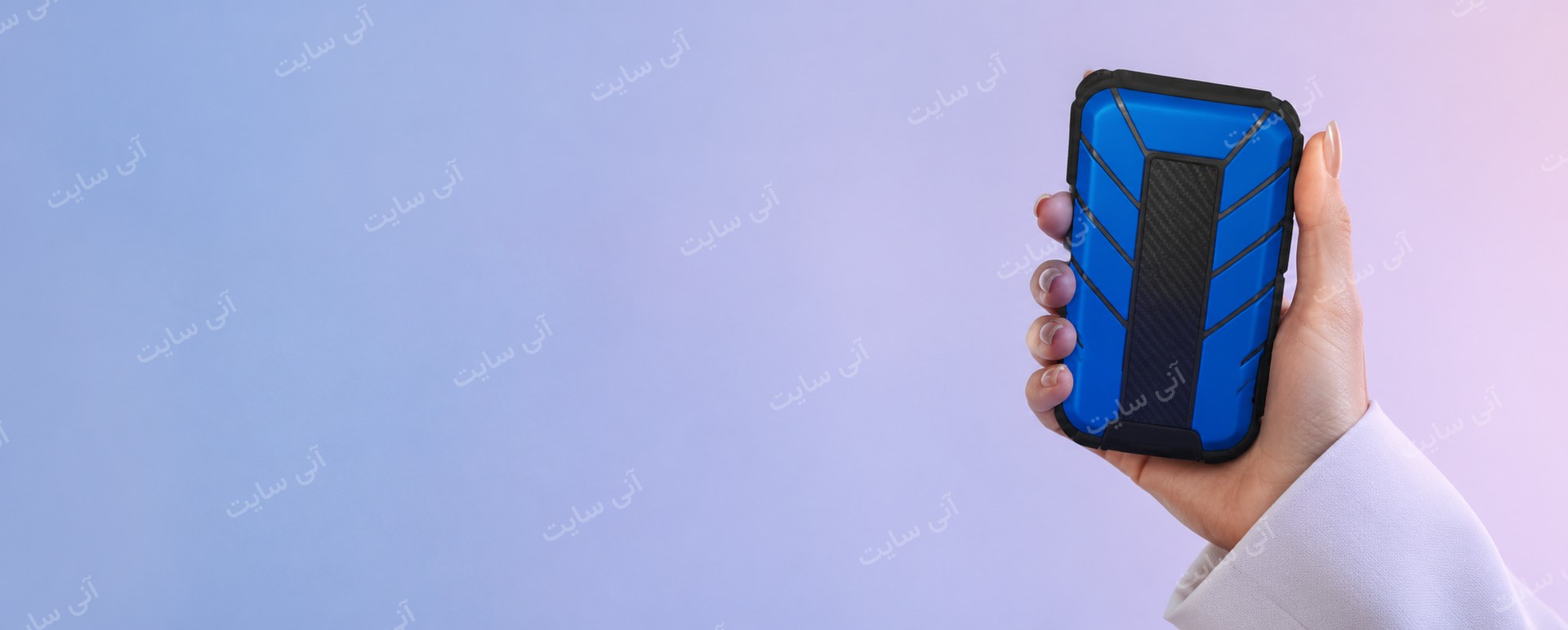 دانلود تصویر آماده نمای نزدیک | بنر هارد اکسترنال ADATA در دست مدل زن ایرانی
