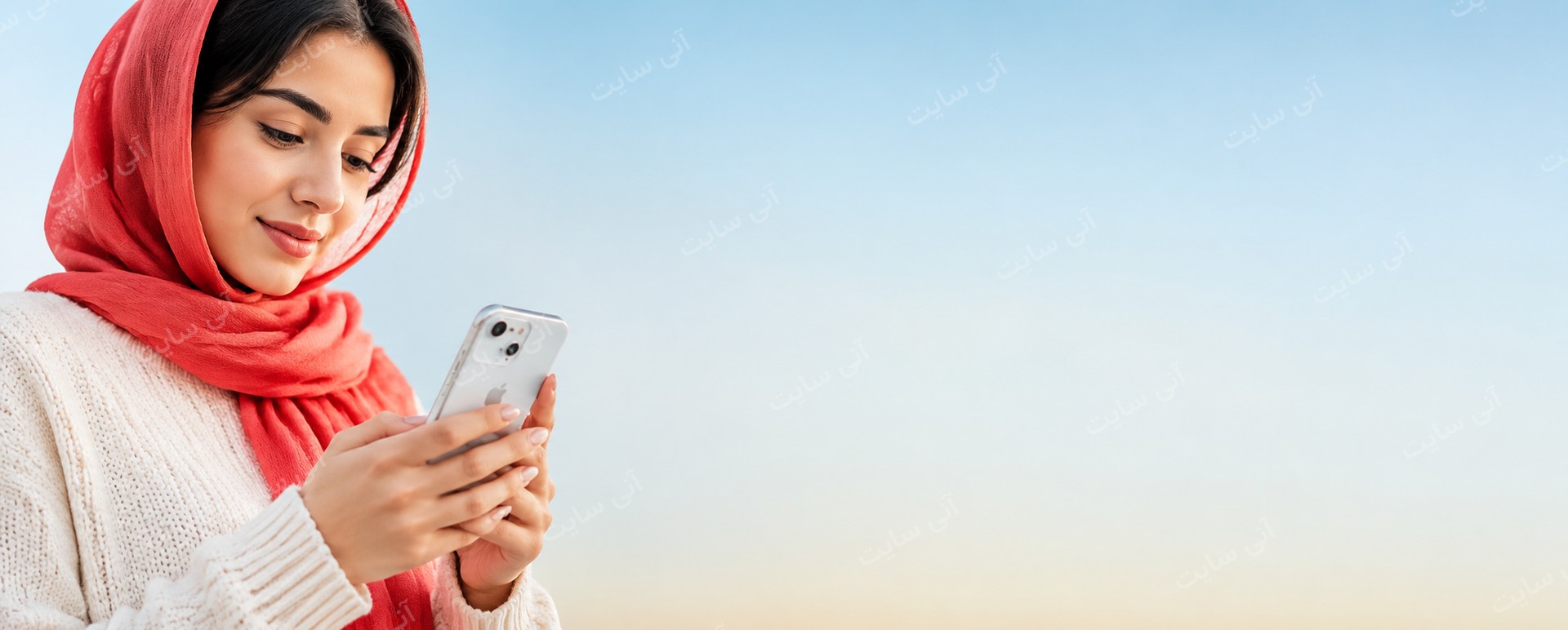 دانلود تصویر آماده نمای نزدیک | گوشی iPhone در دست مدل زن ایرانی